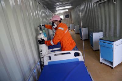 Petugas menyiapkan peralatan medis di kontainer UGD RSUD Dr Soetomo Surabaya, Jawa Timur, Senin (12/7/2021).