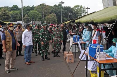 Program Serbuan Vaksin yang diinisiasi oleh Markas Besar (Mabes) TNI Cilangkap di Stadion Gelora Bung Karno (GBK) Jakarta, Minggu (11/7/2021).