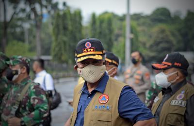 Program Serbuan Vaksin yang diinisiasi oleh Markas Besar (Mabes) TNI Cilangkap di Stadion Gelora Bung Karno (GBK) Jakarta, Minggu (11/7/2021).