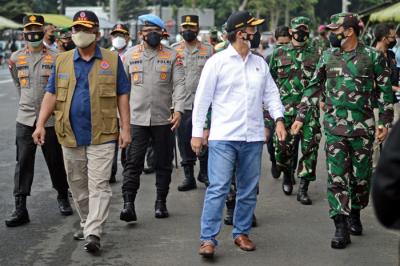 Program Serbuan Vaksin yang diinisiasi oleh Markas Besar (Mabes) TNI Cilangkap di Stadion Gelora Bung Karno (GBK) Jakarta, Minggu (11/7/2021).