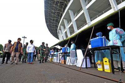 Program Serbuan Vaksin yang diinisiasi oleh Markas Besar (Mabes) TNI Cilangkap di Stadion Gelora Bung Karno (GBK) Jakarta, Minggu (11/7/2021).