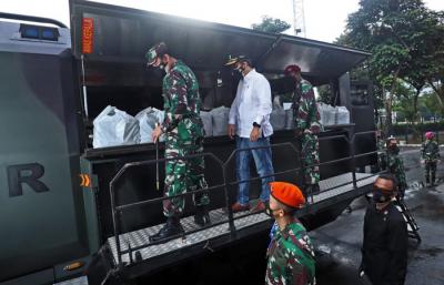 Program Serbuan Vaksin yang diinisiasi oleh Markas Besar (Mabes) TNI Cilangkap di Stadion Gelora Bung Karno (GBK) Jakarta, Minggu (11/7/2021).