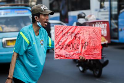 Tukang service Handphone menawarkan jasanya dipinggir jalan di kawasan Cililitan, Jakarta Timur, Senin (12/7/2021).
