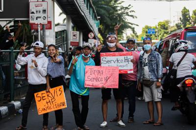 Tukang service Handphone menawarkan jasanya dipinggir jalan di kawasan Cililitan, Jakarta Timur, Senin (12/7/2021).