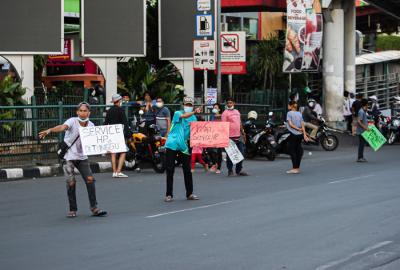 Tukang service Handphone menawarkan jasanya dipinggir jalan di kawasan Cililitan, Jakarta Timur, Senin (12/7/2021).