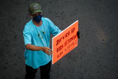 Tukang service Handphone menawarkan jasanya dipinggir jalan di kawasan Cililitan, Jakarta Timur, Senin (12/7/2021).