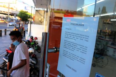 Warga saat mengunjungi apotik Kimia farma di Jakarta, Senin (12/7/2021).