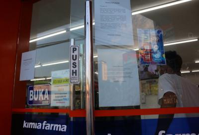 Warga saat mengunjungi apotik Kimia farma di Jakarta, Senin (12/7/2021).