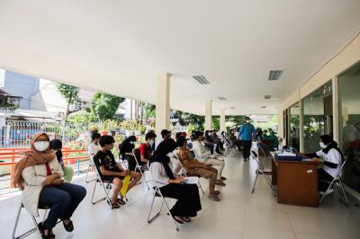 Petugas kesehatan memberikan suntikan vaksin untuk warga di RPTRA Bunga Rampai, Malaka Jaya, Duren Sawit, Jakarta Timur, Senin (12/7/2021).