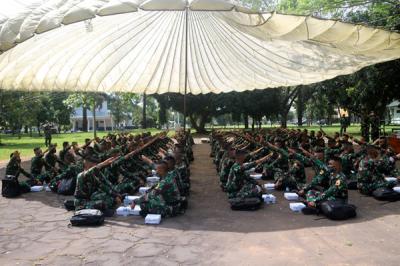 Sebanyak 114 Taruna Akademi Militer yang dipimpin Wadanmentar, Kolonel Arm Joni Prasetyo mengunjungi Mako Yonif Raider 400/BR, Srondol, Senin (12/7/2021).