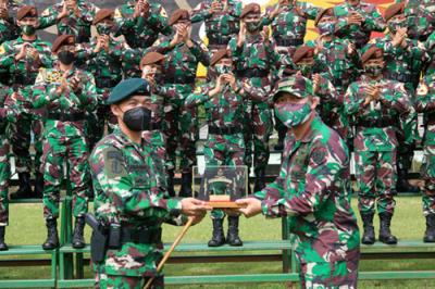 Sebanyak 114 Taruna Akademi Militer yang dipimpin Wadanmentar, Kolonel Arm Joni Prasetyo mengunjungi Mako Yonif Raider 400/BR, Srondol, Senin (12/7/2021).