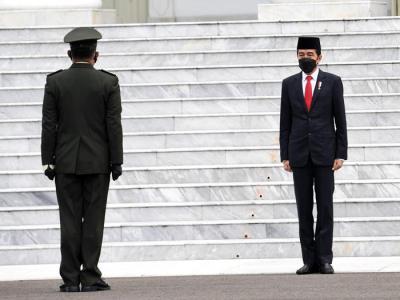 Presiden Joko Widodo saat menjadi inspektur upacara Prasetya Perwira (Praspa) TNI-Polri tahun 2021 di halaman Istana Merdeka, Jakarta, selasa (13/7/2021).