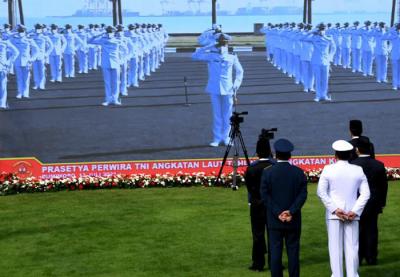 Presiden Joko Widodo saat menjadi inspektur upacara Prasetya Perwira (Praspa) TNI-Polri tahun 2021 di halaman Istana Merdeka, Jakarta, selasa (13/7/2021).
