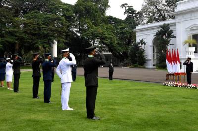 Presiden Joko Widodo saat menjadi inspektur upacara Prasetya Perwira (Praspa) TNI-Polri tahun 2021 di halaman Istana Merdeka, Jakarta, selasa (13/7/2021).