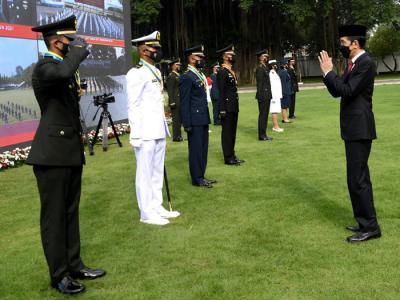 Presiden Joko Widodo saat menjadi inspektur upacara Prasetya Perwira (Praspa) TNI-Polri tahun 2021 di halaman Istana Merdeka, Jakarta, selasa (13/7/2021).
