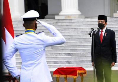 Presiden Joko Widodo saat menjadi inspektur upacara Prasetya Perwira (Praspa) TNI-Polri tahun 2021 di halaman Istana Merdeka, Jakarta, selasa (13/7/2021).