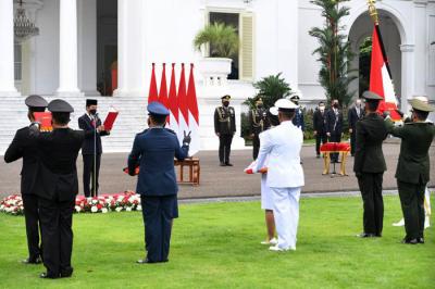 Presiden Joko Widodo saat menjadi inspektur upacara Prasetya Perwira (Praspa) TNI-Polri tahun 2021 di halaman Istana Merdeka, Jakarta, selasa (13/7/2021).