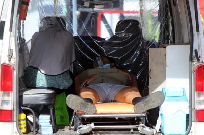 Pasien Covid-19 terus berdatangan di Rumah Sakit Lapangan Tembak (RSLT) Covid-19 di Kelurahan Kedung Cowek, Kecamatan Bulak, Kota Surabaya, Selasa (13/7/2021).