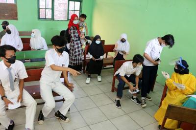 Ratusan pelajar SMP dan SMK Syahid saat mengikuti program vaksin Covid- 19 di Cilincing Jakarta Utara, Selasa (13/7/2021).