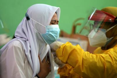 Ratusan pelajar SMP dan SMK Syahid saat mengikuti program vaksin Covid- 19 di Cilincing Jakarta Utara, Selasa (13/7/2021).