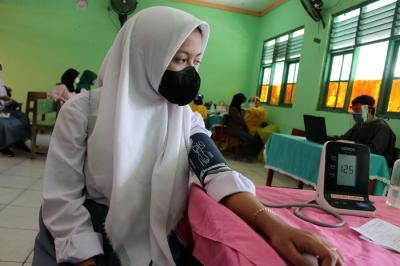 Ratusan pelajar SMP dan SMK Syahid saat mengikuti program vaksin Covid- 19 di Cilincing Jakarta Utara, Selasa (13/7/2021).