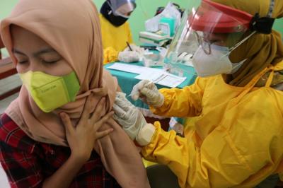 Ratusan pelajar SMP dan SMK Syahid saat mengikuti program vaksin Covid- 19 di Cilincing Jakarta Utara, Selasa (13/7/2021).
