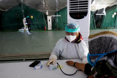 Wakil Ketua DPD RI Nono Sampono saat meninjau vaksinasi yang diselenggarakan oleh pihak swasta di Jakarta Utara, Selasa (13/7/2021).