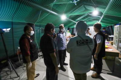 Wakil Ketua DPD RI Nono Sampono saat meninjau vaksinasi yang diselenggarakan oleh pihak swasta di Jakarta Utara, Selasa (13/7/2021).