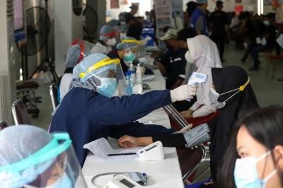Wakil Ketua DPD RI Nono Sampono saat meninjau vaksinasi yang diselenggarakan oleh pihak swasta di Jakarta Utara, Selasa (13/7/2021).