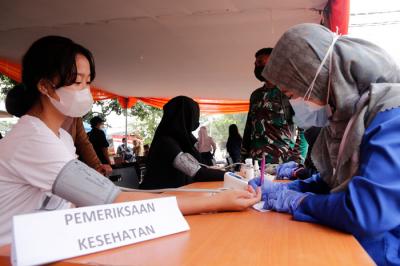 Warga melakukan vaksinasi Covid-19 keliling di halaman Stasiun Manggarai, Jakarta Selatan, Selasa (13/7/2021).