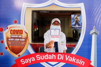 Warga melakukan vaksinasi Covid-19 keliling di halaman Stasiun Manggarai, Jakarta Selatan, Selasa (13/7/2021).