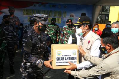 Serbuan Vaksinasi bagi masyarakat maritim di wilayah Pesisir Kabupaten Lamongan, Jawa Timur, Rabu (14/7/2021).