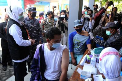 Serbuan Vaksinasi bagi masyarakat maritim di wilayah Pesisir Kabupaten Lamongan, Jawa Timur, Rabu (14/7/2021).