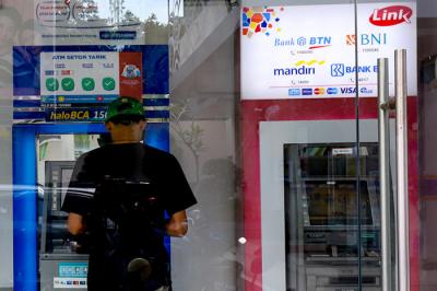 Warga saat bertransaksi di gerai ATM center, di kawasan Jakarta Selatan, Rabu (14/7/2021).