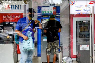 Warga saat bertransaksi di gerai ATM center, di kawasan Jakarta Selatan, Rabu (14/7/2021).