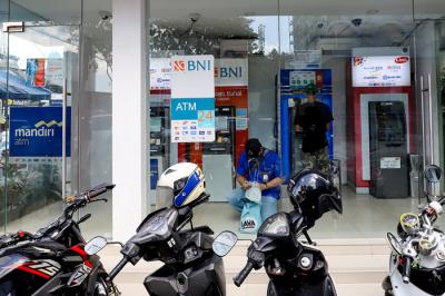 Warga saat bertransaksi di gerai ATM center, di kawasan Jakarta Selatan, Rabu (14/7/2021).