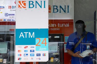 Warga saat bertransaksi di gerai ATM center, di kawasan Jakarta Selatan, Rabu (14/7/2021).