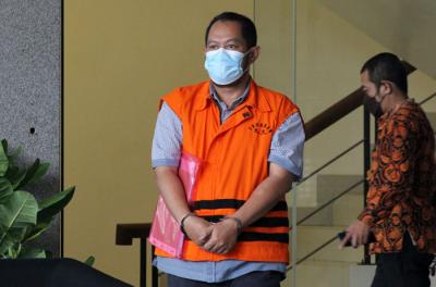 Tersangka Direktur PT Adonara Propertindo Tommy Adrian usai menjalani pemeriksaan Lanjutan di Gedung Merah Putih, Jakarta, Rabu (14/7/2021).