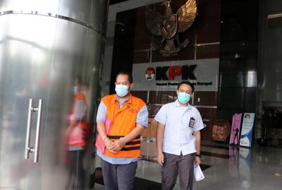 Tersangka Direktur PT Adonara Propertindo Tommy Adrian usai menjalani pemeriksaan Lanjutan di Gedung Merah Putih, Jakarta, Rabu (14/7/2021).