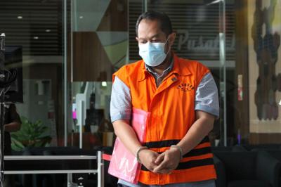 Tersangka Direktur PT Adonara Propertindo Tommy Adrian usai menjalani pemeriksaan Lanjutan di Gedung Merah Putih, Jakarta, Rabu (14/7/2021).