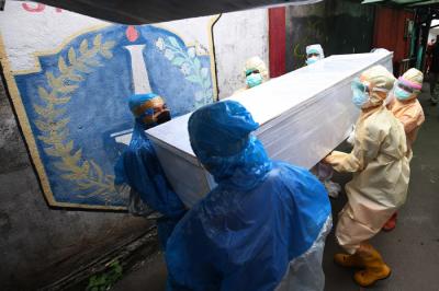 Petugas saat melakukan pemulasaran jenazah yang meninggal karena Covid-19 di kawasan Lenteng Agung, Jakarta, Selasa (13/7/2021).