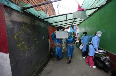 Petugas saat melakukan pemulasaran jenazah yang meninggal karena Covid-19 di kawasan Lenteng Agung, Jakarta, Selasa (13/7/2021).