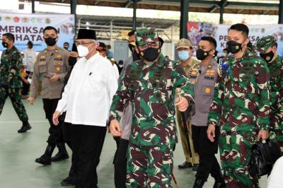 Panglima TNI Marsekal TNI Hadi Tjahjanto dan Kapolri Jenderal Polisi Listyo Sigit Prabowo meninjau dua sentra vaksinasi di wilayah Jakarta, Selasa (13/7/2021).