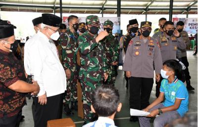 Panglima TNI Marsekal TNI Hadi Tjahjanto dan Kapolri Jenderal Polisi Listyo Sigit Prabowo meninjau dua sentra vaksinasi di wilayah Jakarta, Selasa (13/7/2021).