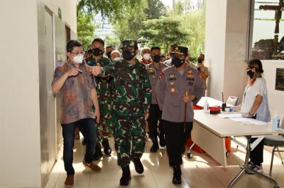 Panglima TNI Marsekal TNI Hadi Tjahjanto dan Kapolri Jenderal Polisi Listyo Sigit Prabowo meninjau dua sentra vaksinasi di wilayah Jakarta, Selasa (13/7/2021).