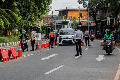 Petugas berjaga di pos penyekatan Pemberlakuan Pembatasan Kegiatan Masyarakat (PPKM) Darurat Lenteng Agung, Jakarta Selatan, Rabu (14/7/2021).