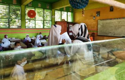 Suasana pembelajaran tatap muka siswa sekolah SDN 234 Inpres Kabupaten Takalar, Sulawesi Selatan, Rabu (14/7/2021).