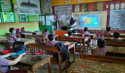 Suasana pembelajaran tatap muka siswa sekolah SDN 234 Inpres Kabupaten Takalar, Sulawesi Selatan, Rabu (14/7/2021).