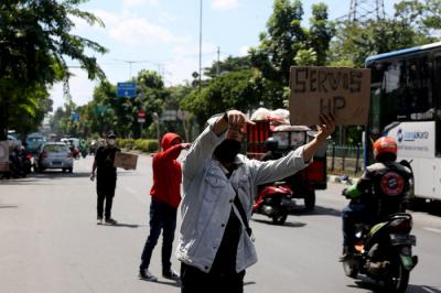 Sejumlah tukang servis handphone menawarkan jasanya di sekitar Pusat Grosir Cililitan (PGC), Jakarta Timur, Rabu (14/7/2021).