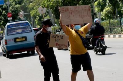 Sejumlah tukang servis handphone menawarkan jasanya di sekitar Pusat Grosir Cililitan (PGC), Jakarta Timur, Rabu (14/7/2021).